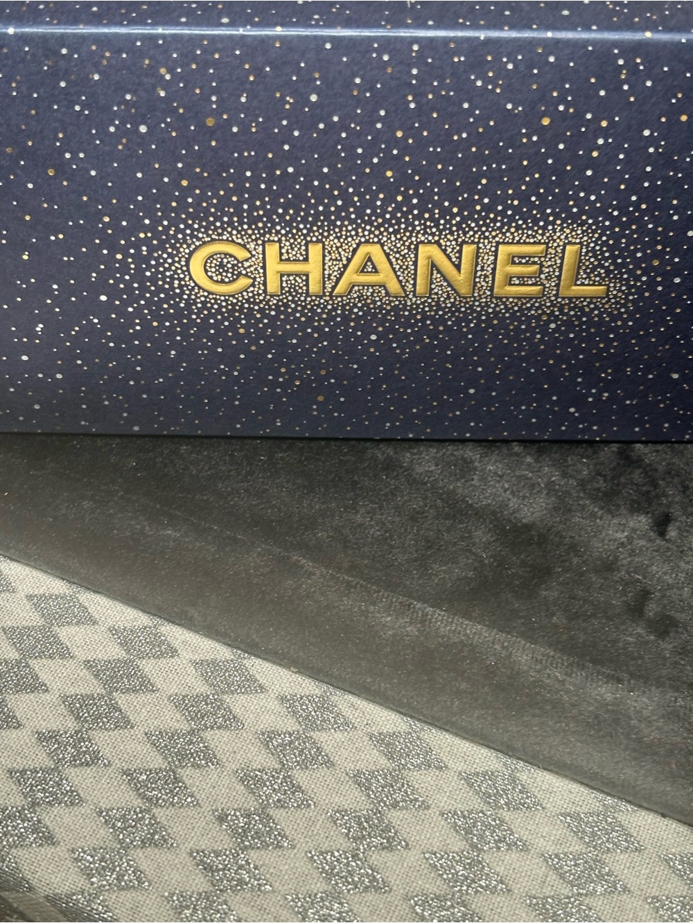 CHANEL Amplified Gaze Makeup Set — Black and Gold Decorative Box - Picture 6 of 10